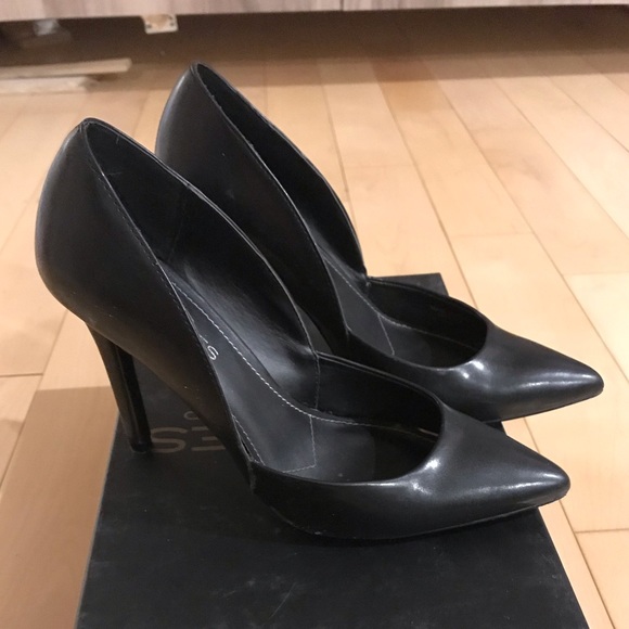Charles’s black heel - Picture 2 of 3